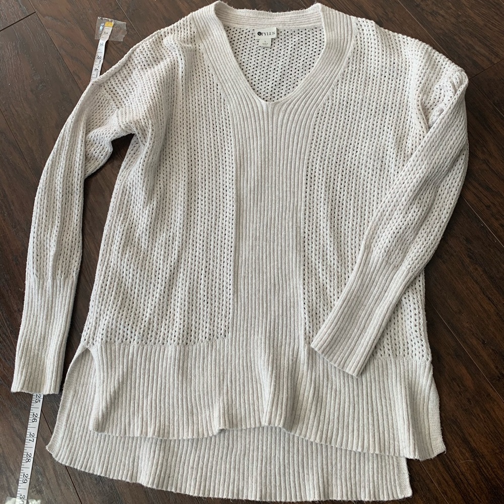 Stylus White V-Neck Sweater